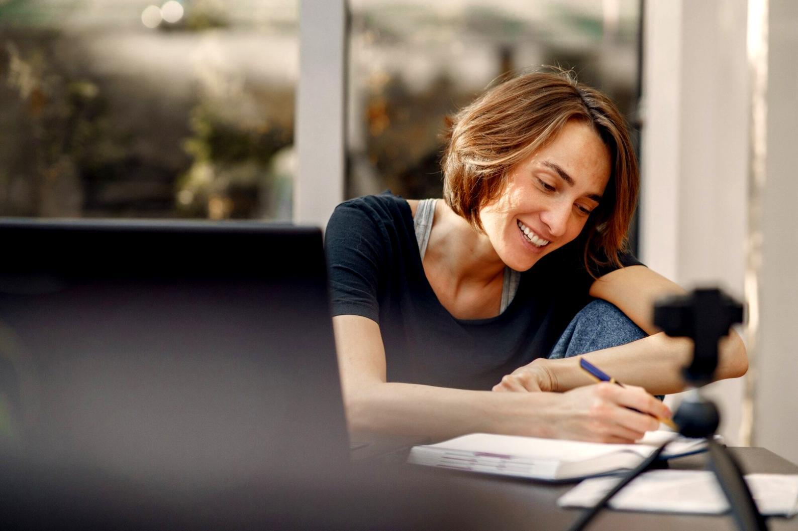 Profesionales trabajando con sistemas de automatización financiera