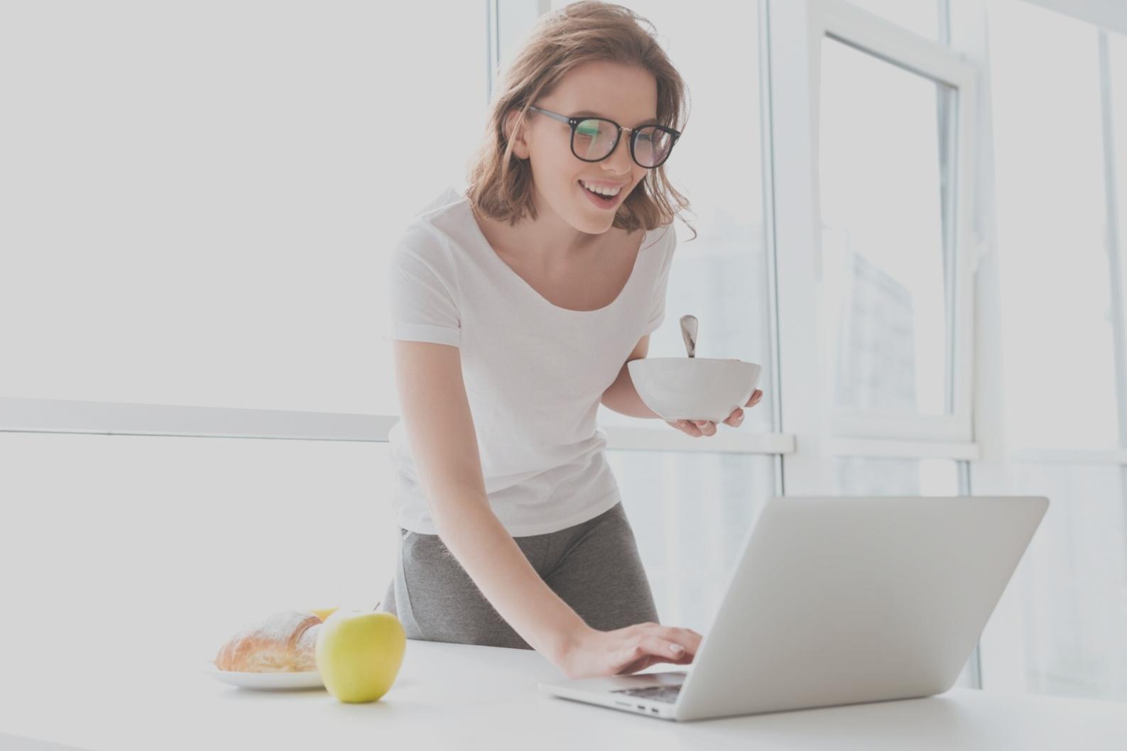 Equipo de consultores especializados en automatización empresarial trabajando en análisis de procesos