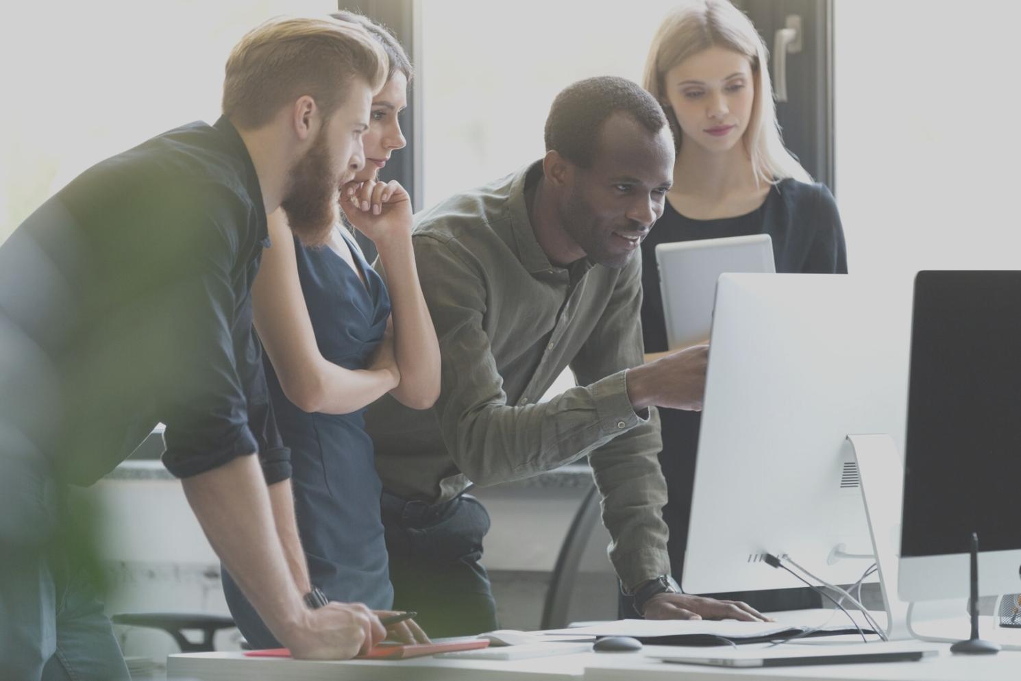 Equipo de carivolent trabajando en el desarrollo de sistemas de integración contable