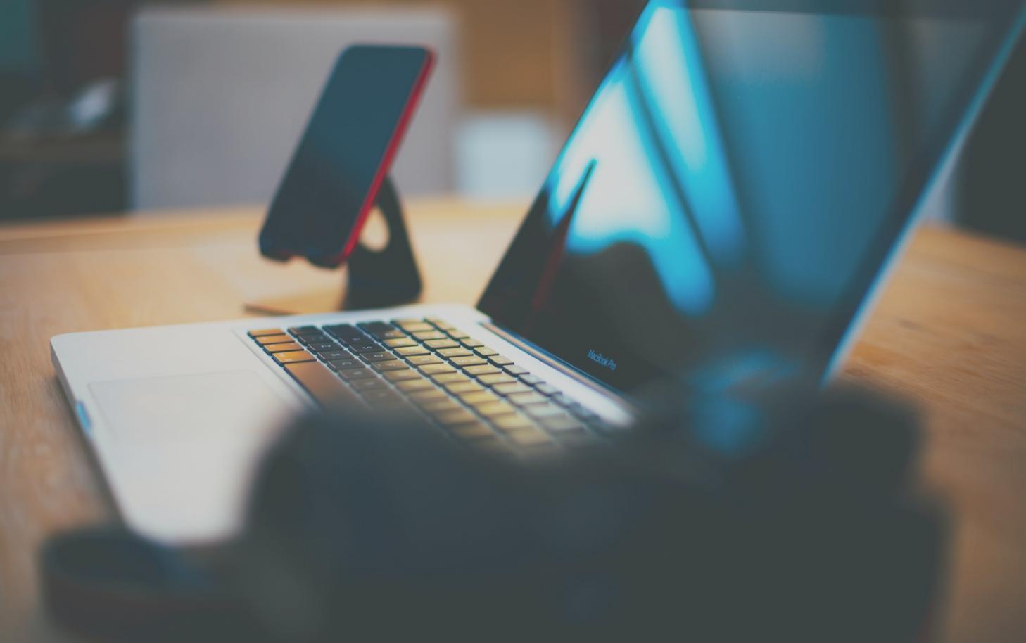 Espacio de trabajo moderno con tecnología de automatización financiera